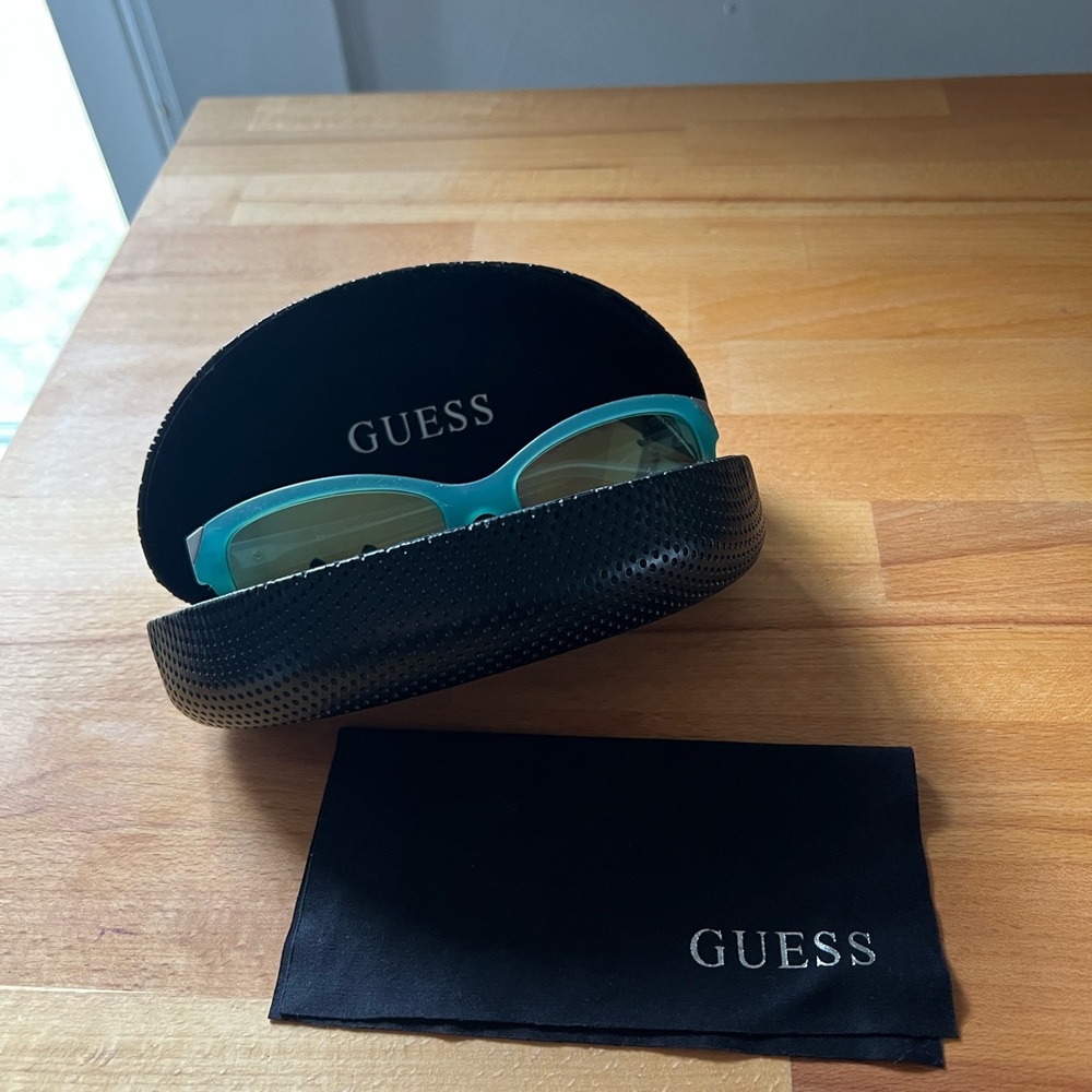 💐 Guess Seafoam Cateye Sunglasses for Women - Picture 3 of 12